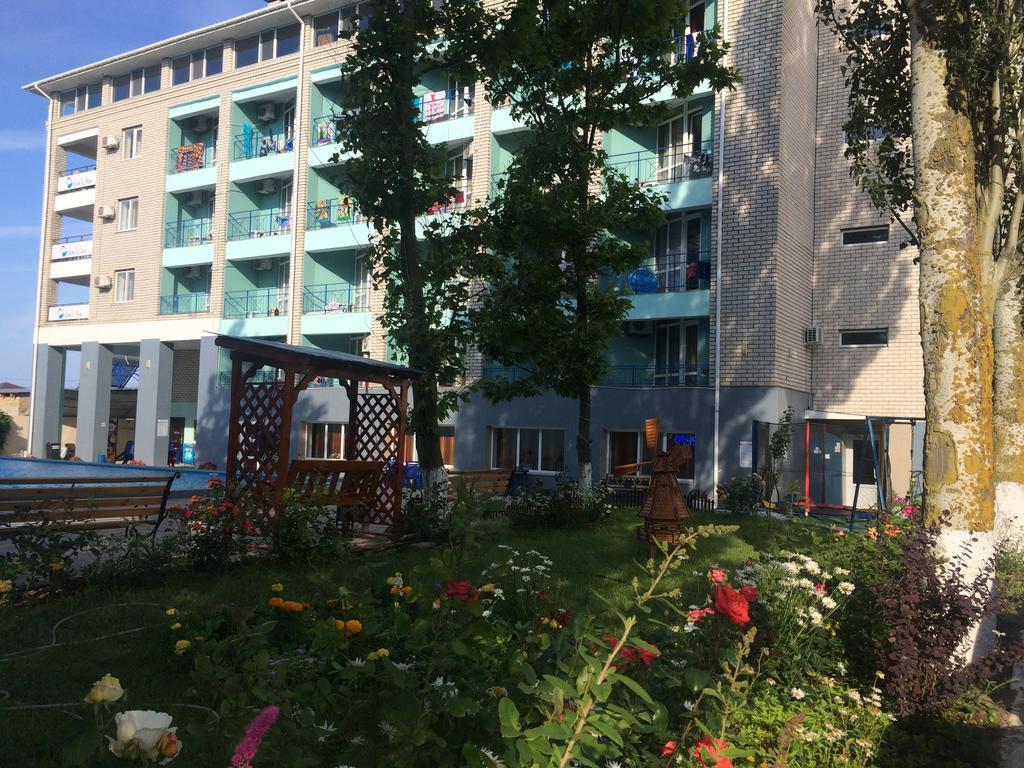Dolce Vita Resort Hotel Zaliznyy Port Exterior photo